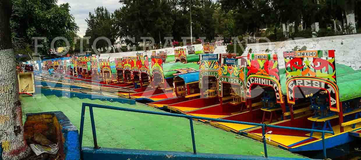 La trajinera es un tipo de embarcación de fondo plano hecha con tablones e impermeabilizada con una goma de petróleo que en México se llama chapopote. Las Trajineras de Xochimilco
