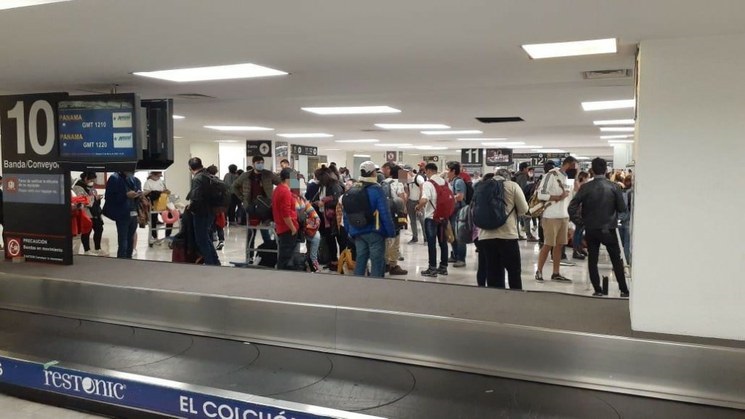 La Secretaría de Relaciones Exteriores (SRE) informó que hoy arribaron al Aeropuerto Internacional de la Ciudad de México, 405 connacionales que se encontraban varadas en Cusco, Perú, debido a las restricciones de vuelos por la pandemia del coronavirus Covid-19.