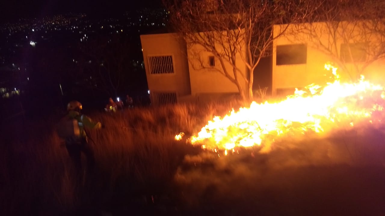 Cerro del Crestón, Oaxaca registra fuerte incendio forestal