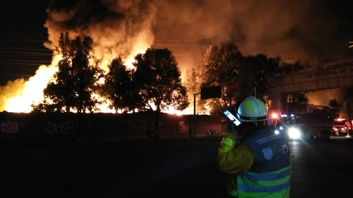 Fuerte incendio cerca de la Central de Abastos en Iztapalapa