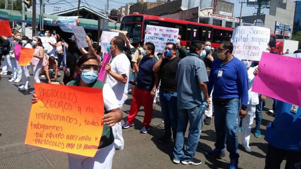 En medio de la crisis sanitaria del Covid-19, médicos, enfermeros, etc. de La Raza deciden bloquear la Avenida Vallejo exigiendo suministros para enfrentar al virus.
