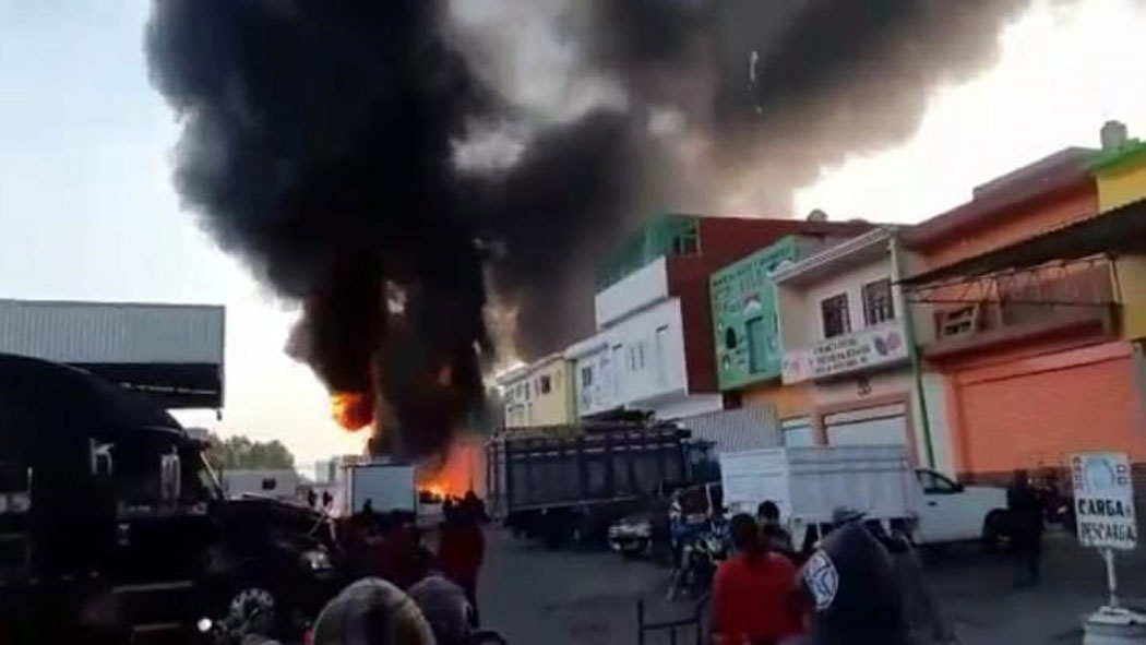 Incendio en una bodega de la central de abasto de Huixcolotla alertó a los comerciantes en las primeras horas de este miércoles.