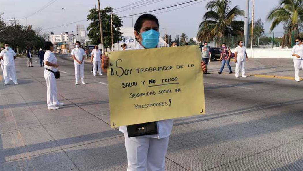 Trabajadores del Hospital General de Boca del Río, dependiente de la Secretaría de Salud de Veracruz, bloquearon el bulevar Miguel Alemán para demandar material y equipo de protección contra el coronavirus y seguridad laboral.