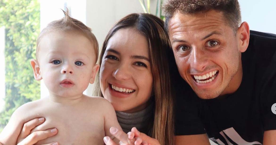 Chicharito y Sarah se convirtieron en padres por primera vez en julio del 2019, cuando el delantero mexicano todavía militaba en el Sevilla de España.