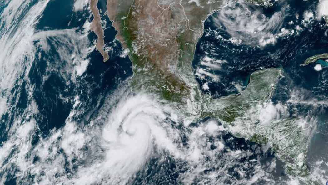 La Secretaría de Protección Civil de Guerrero informó que la tormenta tropical Genevieve se convirtió en huracán categoría uno.