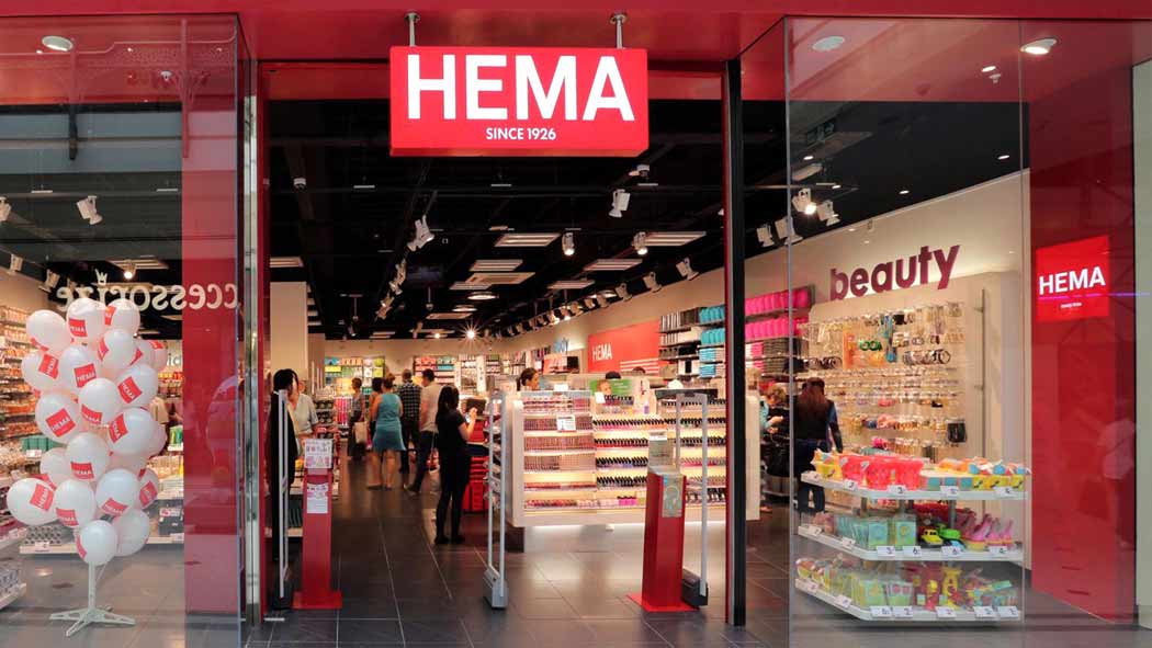 En febrero Hema, la cadena de tiendas departamentales de origen holandés, anunció su llegada a México.La intención de la compañía era abrir una tienda física para el verano, pero con la pandemia del coronavirud la empresa decidió hacer modificaciones a su plan de incursión, que arrancará hoy con su tienda digital.