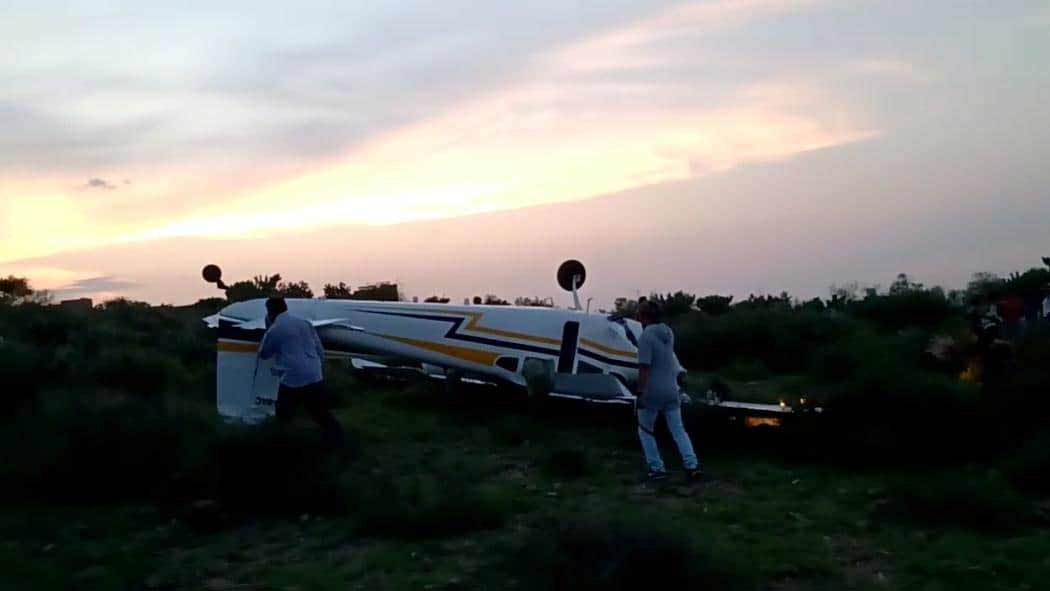 Una aeronave Cessna 180 matricula XB-SAC que sobrevolaba la zona urbana de la capital potosina sufrió un accidente durante la tarde de este martes cerca del bulevar Rocha Cordero.