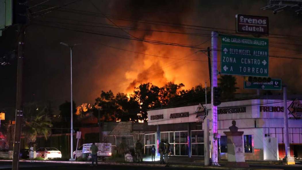 En la ciudad de Gómez Palacio, una bodega donde almacenaban colchones fue consumido por un incendio, sin que resultaran personas heridas, y solo una fue atendida por crisis nerviosa.
