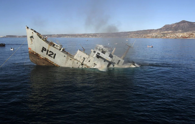 El hundimiento del barco que se hizo en el norte se realizó frente a la costa de Puerto Nuevo y contó con la presencia de autoridades de los tres niveles de gobierno. (FOTO CHRISTIAN SERNA/CUARTOSCURO)