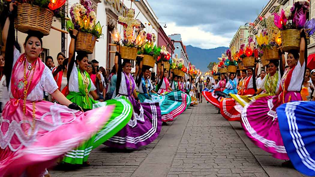 Este lunes 20 de julio ha dado inicio la Guelaguetza 2020, la máxima festividad del estado de Oaxaca en la que se juntan las diferentes culturas de las ocho regiones: Cañada, Papaloapan, Mixteca, Sierra norte, Valles Centrales, Istmo, Sierra Sur y Costa, en un solo lugar.