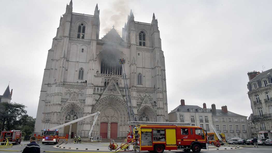 Un incendio quemaba el sábado una catedral gótica en la ciudad de Nantes, en el oeste de Francia, rompiendo las vidrieras y provocado una nube de humo negro desde sus torres mientras los bomberos luchaban contra las llamas.