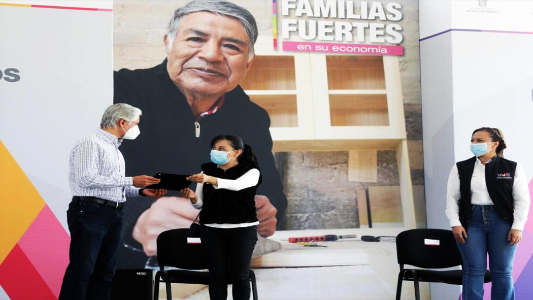 El gobernador del Estado de México, Alfredo Del Mazo, entregó microcréditos a mujeres emprendedoras en apoyo a la economía familiar y como vía para que el consumo local se reactive.