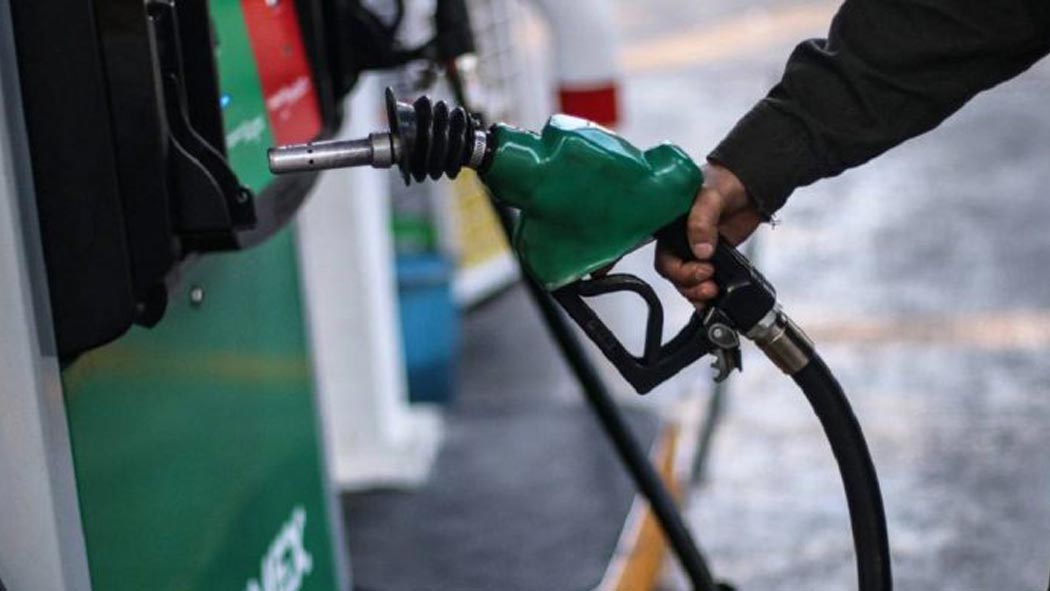 En México, el precio promedio nacional de la gasolina hoy domingo 5 de abril de 2020 en Magna es de 15.35, en Premium es de 16.67 y en Diesel 19.33 pesos mexicanos según el portal web GasolinaMX.