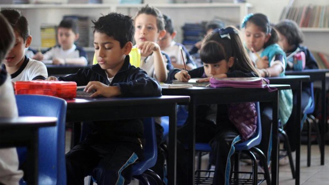 La Unidad de Servicios para la Educación Básica en el Estado de Querétaro (USEBEQ) confirmó que sí estará entregando útiles y uniformes escolares para el próximo ciclo escolar 2020-2021, por lo que pidió a los padres de familia no comprar útiles escolares.