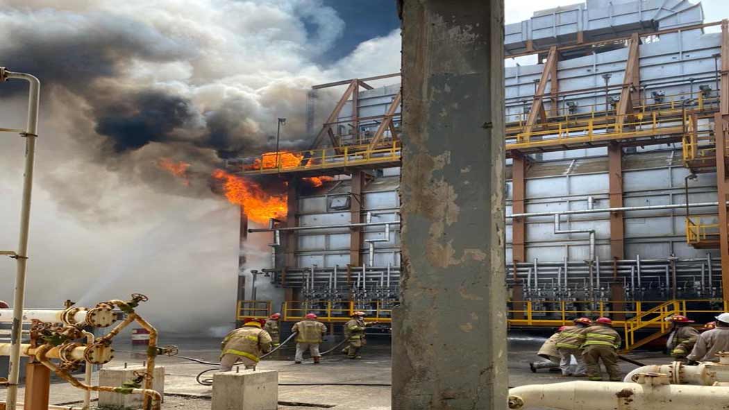 Petróleos Mexicanos (Pemex) confirmó que tras el sismo de 7.5 grados registrado esta mañana en Oaxaca, un incendio afectó a la refinería 'Antonio Dovalí Jaime' de Salina Cruz.
