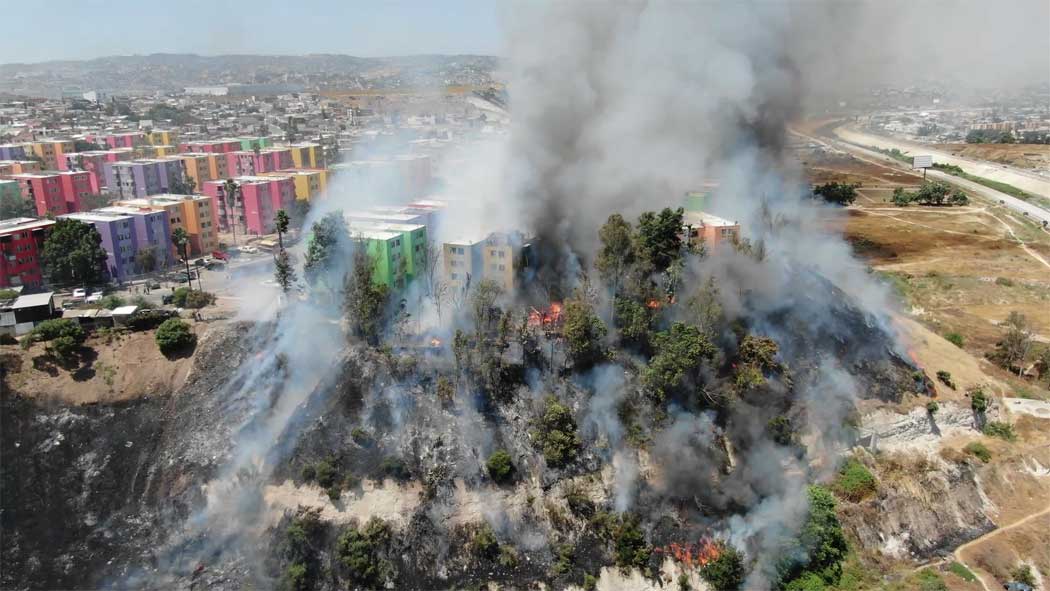 12 edificios evacuados tras fuerte incendio en El Lago, Tijuana
