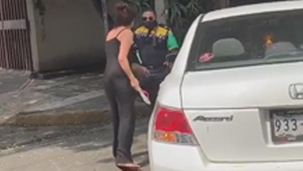 En la delegación Benito Juárez, frente a varios testigos, una mujer baja de su vehículo y agrede a policía de tránsito.