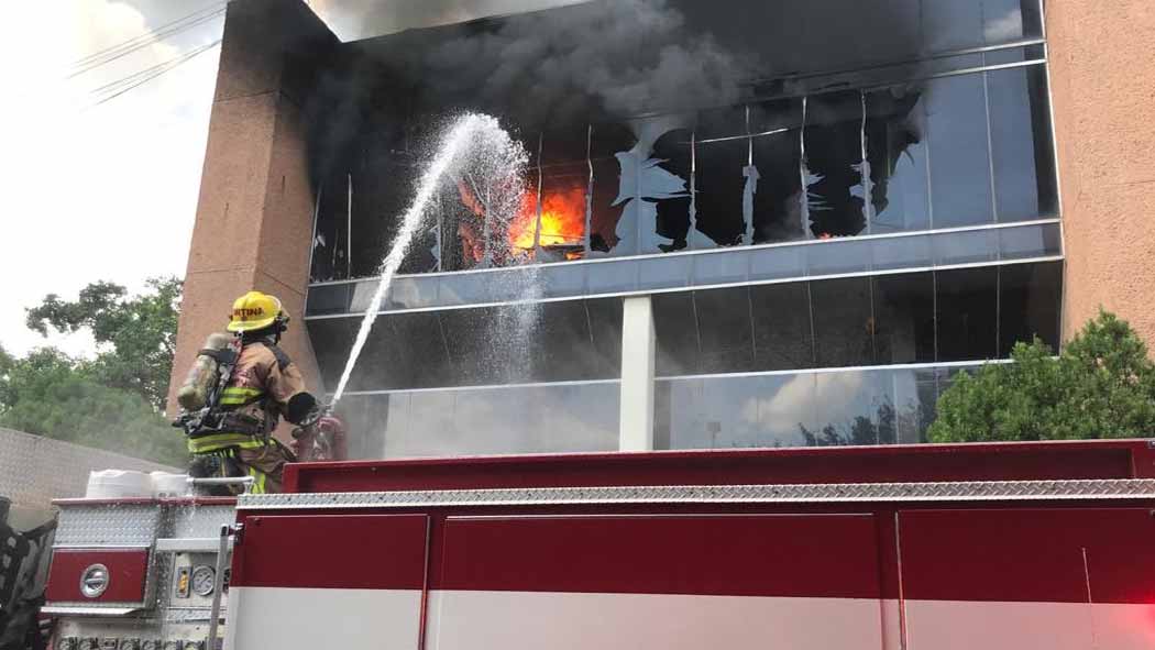 Video se incendia edificio de la Tesorería del gobierno de Nuevo León