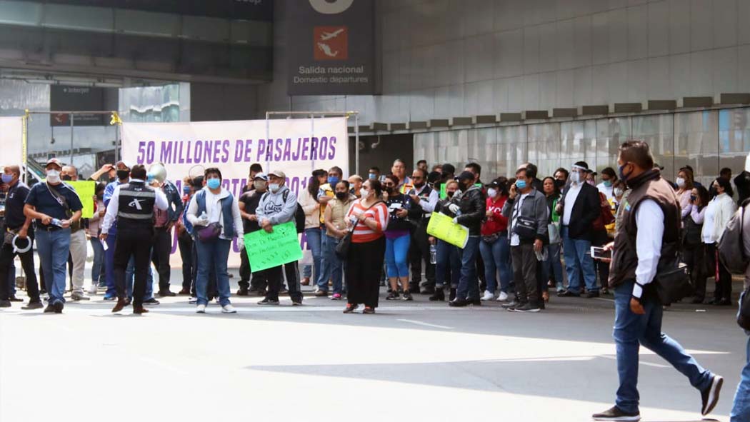 En demanda de sus utilidades, trabajadores sindicalizados del Aeropuerto Internacional de la Ciudad de México (AICM) realizaron una manifestación en la Terminal 1.