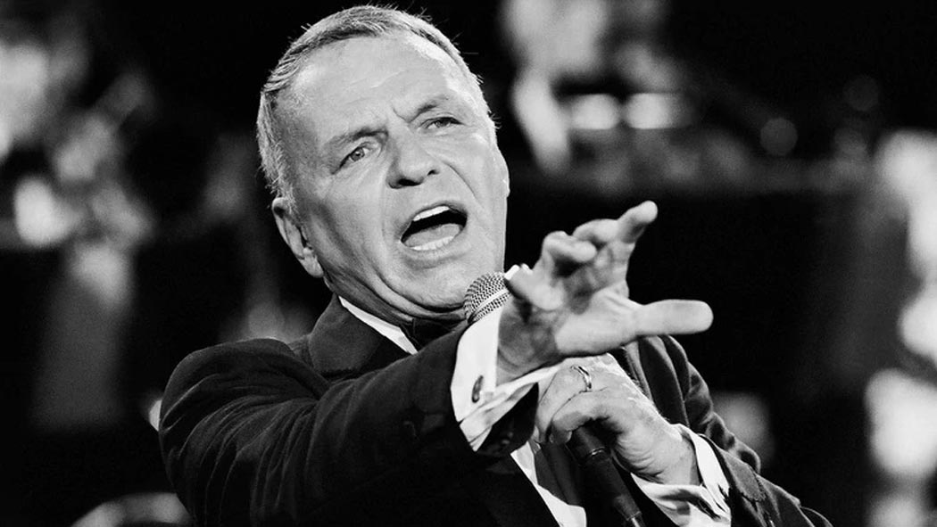 Francis Albert Sinatra falleció tal día como hoy de 1998 en Los Ángeles, California. En el día en que se cumplen 22 años sin ‘La Voz’, repasamos sus cinco mejores canciones y diez curiosidades que no sabías sobre él.