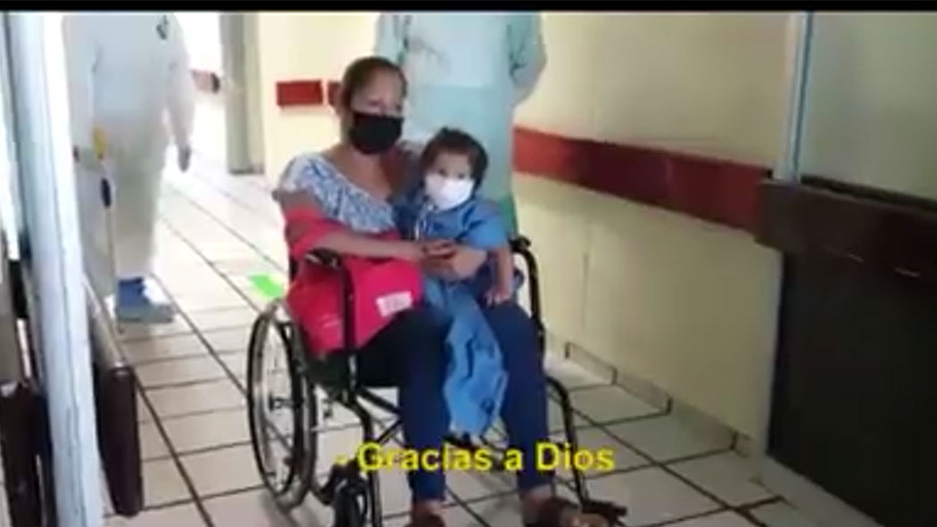 La niña de tres años 11 meses fue dada de alta este 5 de mayo del Hospital General de Zona número 71 ubicado en el puerto de Veracruz, donde se concentra la mayor parte de los casos de coronavirus, 332 de los 837 casos confirmados.
