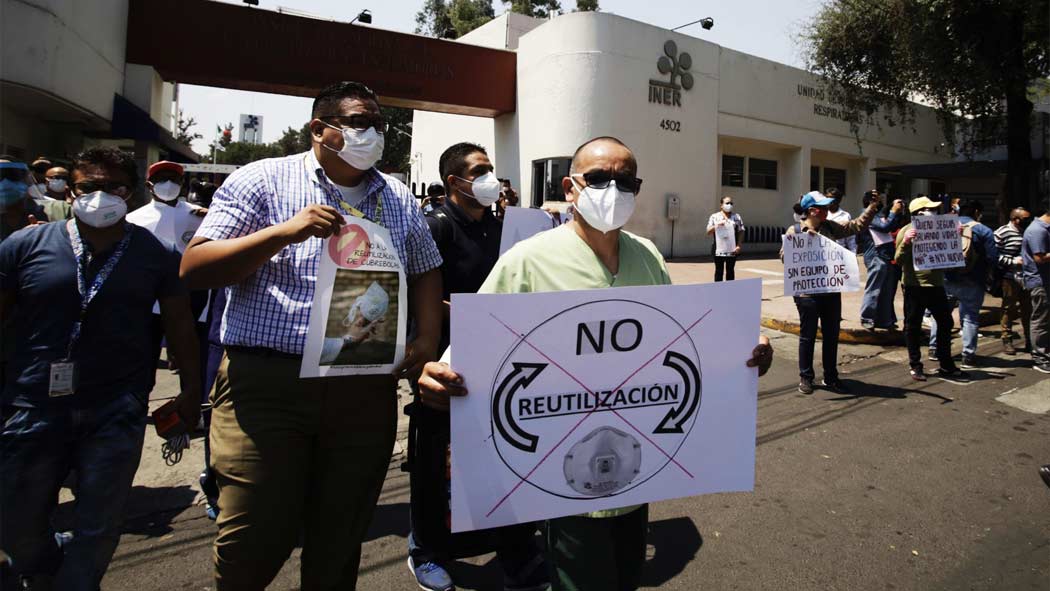Trabajadores de distintas instituciones de salud protestan afuera del Instituto Nacional de Enfermedades respiratorias (INER), en demanda de equipos de protección para la atención de Covid-19.