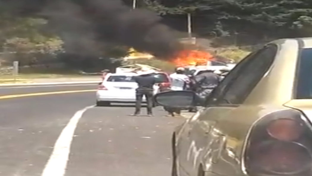 Pobladores del municipio de Villa Victoria bloquearon la carretera Toluca - Zitácuaro para quemar una carroza, ya que pensaron que los tripulantes querían secuestrar a dos menores de edad.