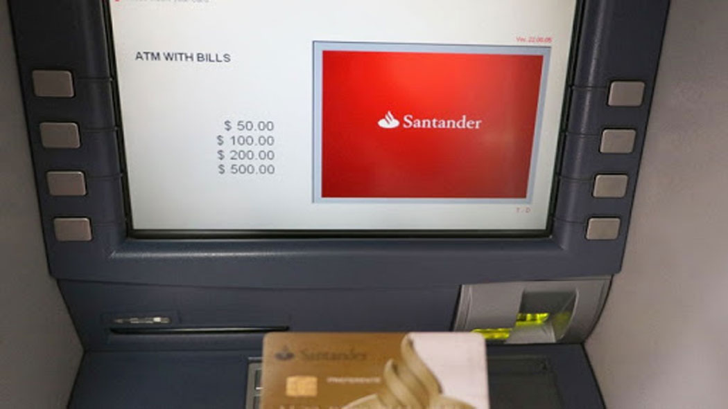 Durante las primeras horas de este viernes Santander se convirtió en tendencia dentro de redes sociales luego de que diversos usuarios reportarán fallas con los cajeros y aplicación móvil de la institución bancaria.