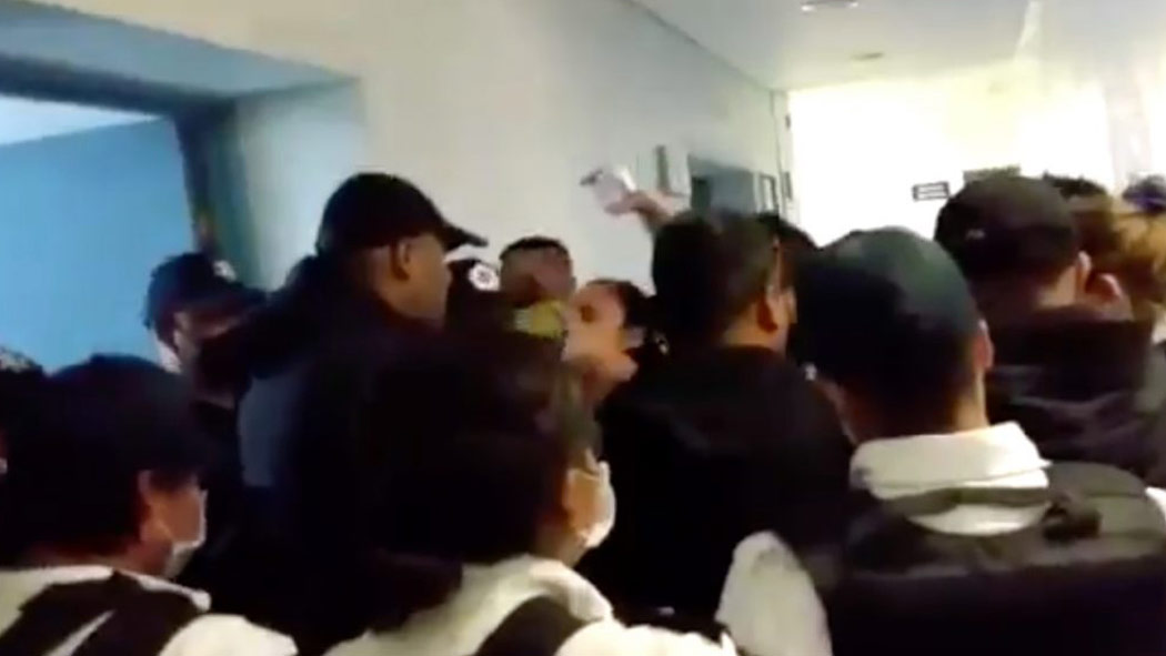 A través de las redes sociales circulan videos de personas enfurecidas irrumpiendo en las instalaciones del hospital Las Américas, ubicado en Ecatepec, Estado de México. 