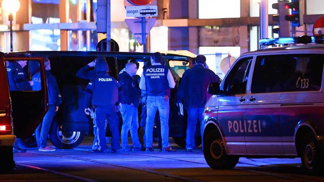 El Ministerio de Interior de Austria calificó el ataque contra una sinagoga en el centro de la capital como un acto terrorista; también confirmó que podría haber personas heridas.