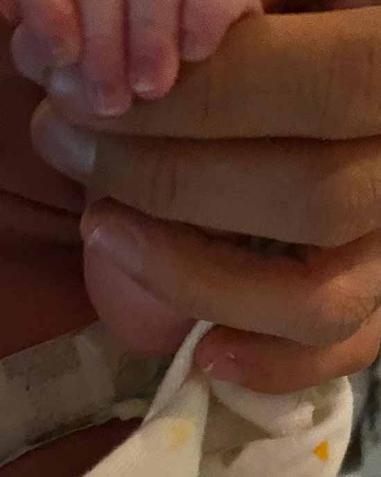 Adrián Uribe y Thuany Martins anuncian nacimiento de su hija