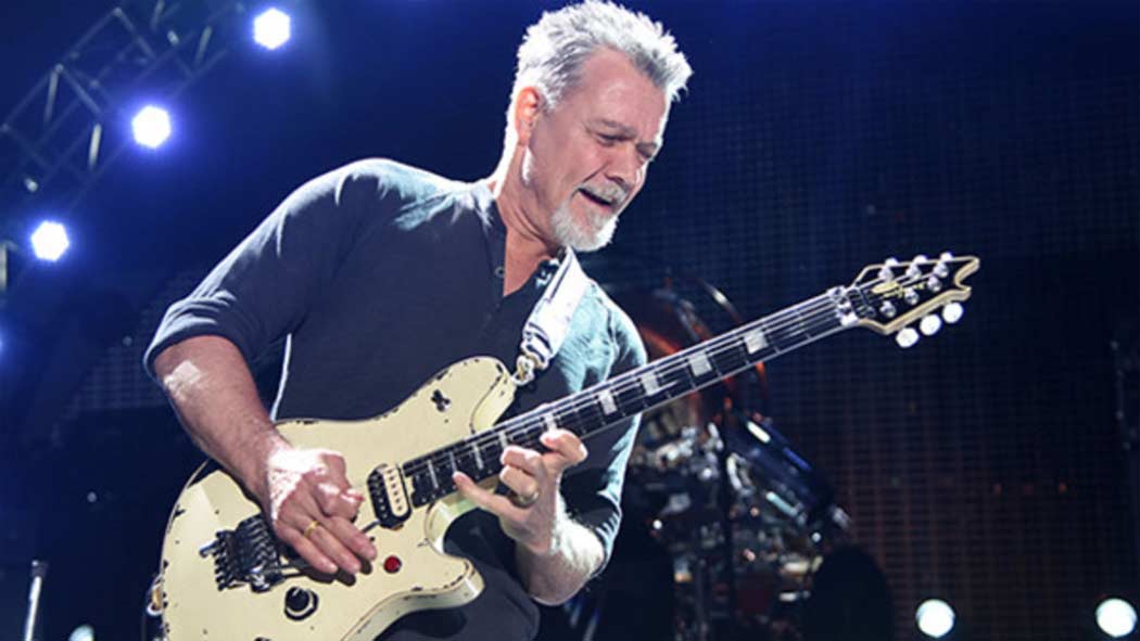 El afamado guitarrista de rock y cofundador de la banda que lleva su apellido, Eddie van Halen, ha fallecido este martes a los 65 años de edad a causa de un cáncer, según ha confirmado su hijo Wolf en su cuenta personal de Twitter.
