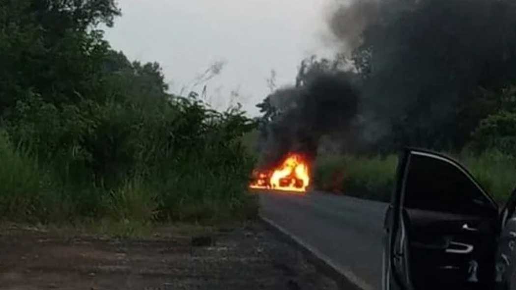 Grupos de personas armadas tomaron e incendiaron diversos automóviles en al menos cuatro puntos del sur de Veracruz, luego de que se reportaran actos delictivos en la zona durante la tarde.