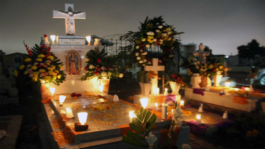 El día de Muertos es una celebración tradicional mexicana que pretende honrar a los muertos, ese día,muchas familias pasan la noche en los cementerios para recibir a los difuntos, que según la tradición, regresan unas horas al mundo de los vivos.