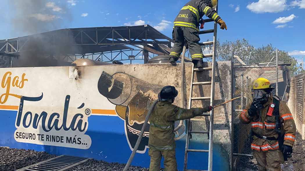 Este lunes, servicios de emergencia atendieron un fuerte incendio tras un estallido registrado en una gasera cercana a Guadalajara.