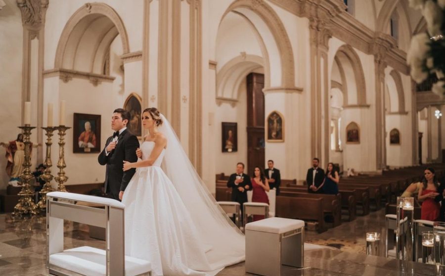 Samuel García, senador de la República, y Mariana Rodríguez se casaron este viernes 27 de marzo en la Catedral de Monterrey, en una ceremonia íntima a la que sólo asistieron pocos familiares de la pareja.