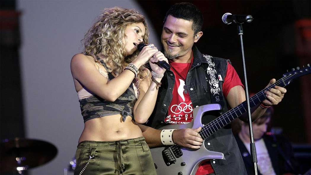 Shakira y Alejandro Sanz gozan de una gran amistad, además de tener algunas colaboraciones musicales en conjunto; sin embargo, una serie de videos relevarían un posible romance o por lo menos una gran atracción mucho más allá que la amistad.