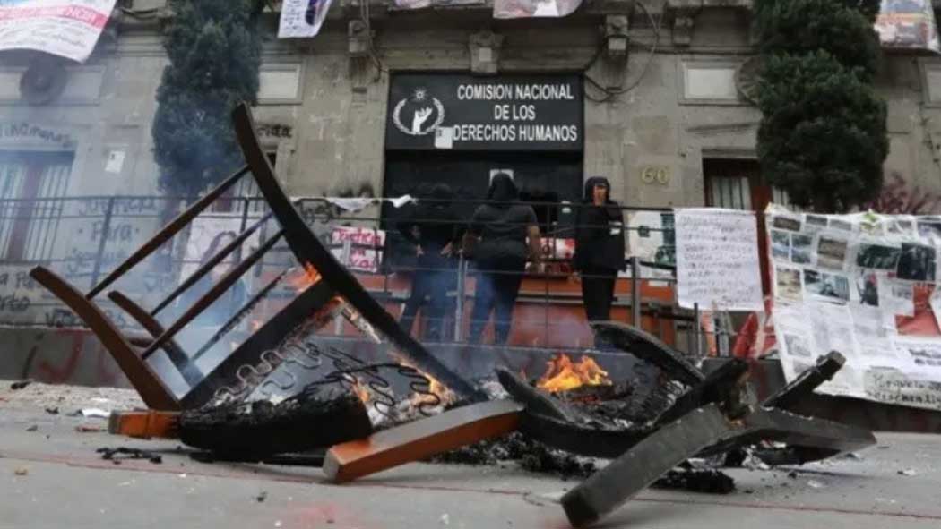 Familiares de víctimas de feminicidios quemaron mobiliario en la CNDH