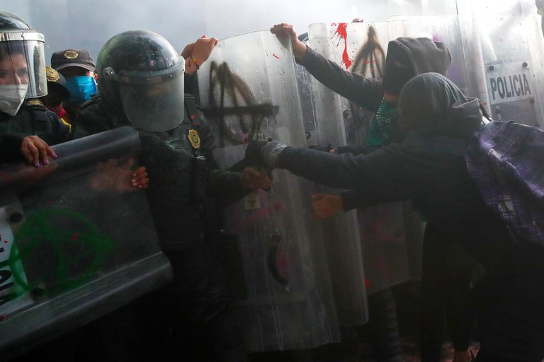 Manifestación pro aborto CDMX deja varias civiles lesionadas y policías