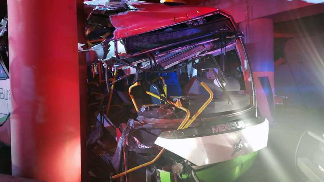 En el accidente el operador del Mexibus de la Línea 4 que corre de Tecámac al Metro Indios Verdes, se impactó contra la base del puente vehicular “El Vigilante”, donde la cabina quedó casi destrozada. Hasta el momento se desconocen las causas del choque.